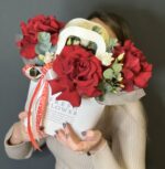 Композиция с красными французскими розами и лизиантусом размера М