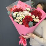 Авторский букет из розовой гортензии и красных французских роз