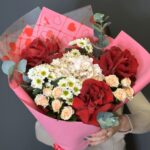 Авторский букет из розовой гортензии и красных французских роз — изображение 3
