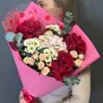 Авторский букет из розовой гортензии и красных французских роз — изображение 2