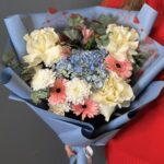 Авторский букет из голубой гортензии, минигербер и белых французских роз — изображение 4