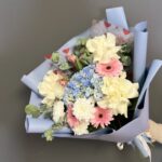 Авторский букет из голубой гортензии, минигербер и белых французских роз — изображение 2