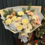 Зимний авторский букет с гортензией и пионовидными розами размера XL — изображение 2