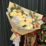 Зимний авторский букет с гортензией и пионовидными розами размера XL — изображение 3