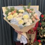 Зимний авторский букет с гортензией и пионовидными розами размера XL