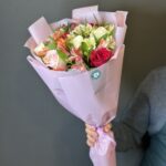 Букет из 9 роз кения и альстромерий размера S — изображение 2