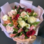 Букет из 9 роз кения и альстромерий размера S — изображение 4