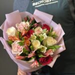 Букет из 9 роз кения и альстромерий размера S — изображение 5