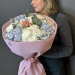 Авторский букет из 3 синих гортензий — изображение 4