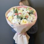 Авторский букет из пионовидных сливочных роз, махровой кустовой хризантемы, лизиантуса и пионовидной кустовой розы размера М — изображение 2