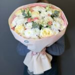 Авторский букет из пионовидных сливочных роз, махровой кустовой хризантемы, лизиантуса и пионовидной кустовой розы размера М — изображение 3