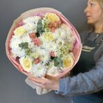Авторский букет из пионовидных сливочных роз, махровой кустовой хризантемы, лизиантуса и пионовидной кустовой розы размера М — изображение 4
