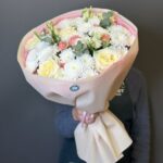 Авторский букет из пионовидных сливочных роз, махровой кустовой хризантемы, лизиантуса и пионовидной кустовой розы размера М — изображение 5