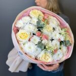 Авторский букет из пионовидных сливочных роз, махровой кустовой хризантемы, лизиантуса и пионовидной кустовой розы размера М