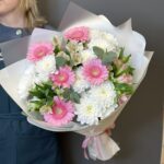 Авторский букет из ажурных кустовых хризантем, розовых минигербер и альстромерий с эвкалиптом — изображение 3
