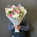 Авторский букет из ажурных кустовых хризантем, розовых минигербер и альстромерий с эвкалиптом — изображение 2