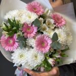 Авторский букет из ажурных кустовых хризантем, розовых минигербер и альстромерий с эвкалиптом — изображение 6