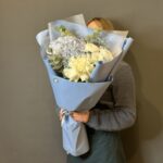 Авторский букет-комплимент из синей гортензии и французской розы — изображение 2