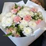 Авторский букет из ажурных кустовых хризантем, розовых диантусов и альстромерий — изображение 5