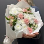 Авторский букет из ажурных кустовых хризантем, розовых диантусов и альстромерий — изображение 4