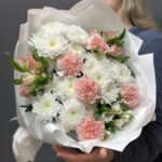 Авторский букет из ажурных кустовых хризантем, розовых диантусов и альстромерий