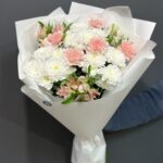 Авторский букет из ажурных кустовых хризантем, розовых диантусов и альстромерий — изображение 2