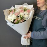 Авторский букет из ажурных кустовых хризантем, розовых диантусов и альстромерий — изображение 3