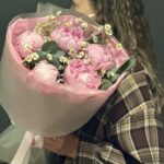 Букет из 5 розовых пионов с матрикарией и эвкалиптом (Голландия) — изображение 2