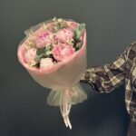 Букет из 5 розовых пионов с матрикарией и эвкалиптом (Голландия) — изображение 3