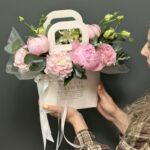 Композиция с розовыми пионами, лизиантусом и альстромерией — изображение 3