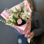Авторский букет из лилий, диантусов и розовых роз — изображение 3