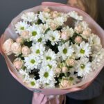 Букет из нежных пионовидных кустовых роз и белых кустовых хризантем (ромашек) размера М — изображение 2