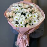 Букет из нежных пионовидных кустовых роз и белых кустовых хризантем (ромашек) размера М — изображение 3