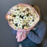 Букет из нежных пионовидных кустовых роз и белых кустовых хризантем (ромашек) размера М