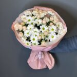Букет из нежных пионовидных кустовых роз и белых кустовых хризантем (ромашек) размера М — изображение 4