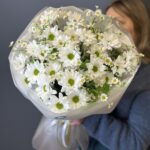 Букет из белых кустовых хризантем и матрикарий (ромашек) размера М