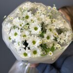 Букет из белых кустовых хризантем и матрикарий (ромашек) размера М — изображение 3