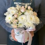 Букет в шляпной коробке из кустовых хризантем и пионовидных кустовых роз размера S