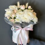 Букет в шляпной коробке из кустовых хризантем и пионовидных кустовых роз размера S — изображение 3