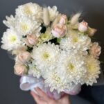 Букет в шляпной коробке из кустовых хризантем и пионовидных кустовых роз размера S — изображение 4