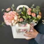 Сумочка из французской розы и пионовидных кустовых роз — изображение 3