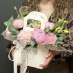 Композиция с розовыми пионами, лизиантусом и альстромерией