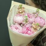 Букет из 5 розовых пионов и маттиолы нежный микс в фоамиране (Голландия) — изображение 3