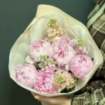 Букет из 5 розовых пионов и маттиолы нежный микс в фоамиране (Голландия)