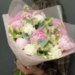 Авторский букет из пионов нежный микс, маттиолы, альстромерии, матрикарии и диантуса — изображение 2