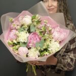 Авторский букет из пионов нежный микс, маттиолы, альстромерии, матрикарии и диантуса